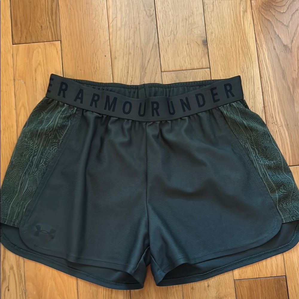 Under Armour Women's Green and Black Shorts size small